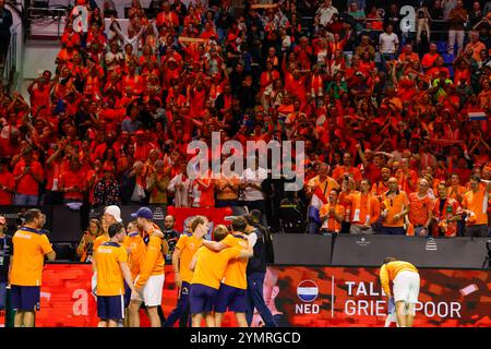 22. November 2024, Spanien, Málaga: Tennis, Männer: Davis Cup - K.-o.-Runde, Halbfinale, Deutschland - Niederlande. Struff (Deutschland) - Griekspoor (Niederlande). Die niederländischen Fans feiern ihr Team. Foto: Frank Molter/dpa Stockfoto