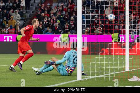 München, Deutschland. November 2024. Harry Kane (FC Bayern München, #9) bei seinem Tor zum 3:0 gegen Nediljko Labrovic (Torwart, FC Augsburg, #22). GER, FC Bayern München gegen den FC Augsburg, Fussball, Bundesliga, 11. Spieltag, Spielzeit 2024/2025, 22.11.2024. (DIE DFL-DFB-VORSCHRIFTEN VERBIETEN DIE VERWENDUNG VON FOTOS ALS BILDSEQUENZEN UND/ODER QUASI-VIDEO). Foto: Eibner-Pressefoto/Heike feiner Credit: dpa/Alamy Live News Stockfoto