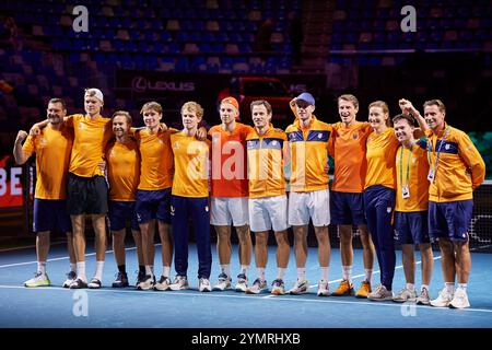 Malaga, Spanien. November 2024. MALAGA, SPANIEN - 22. NOVEMBER: Das niederländische Team posiert mit Wesley Koolhof aus den Niederlanden bei der Abschiedsfeier seines sportlichen Ruhestands nach dem Halbfinalspiel zwischen Deutschland und den Niederlanden während des Davis Cup Finals im Palacio de Deportes Jose Maria Martin Carpena am 22. November 2024 in Malaga, Spanien. (Foto von Francisco Macia/Photo Players Images/Magara Press) Credit: Magara Press SL/Alamy Live News Stockfoto