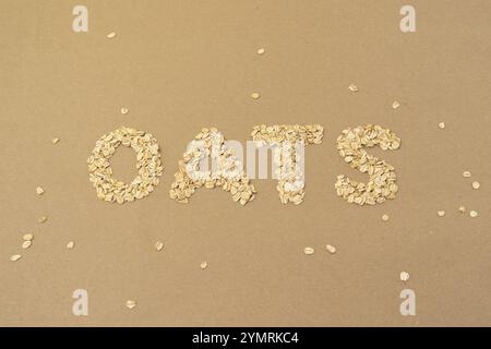Oats-Wort in gerollten Oats auf braunem Hintergrund mit Kopierraum Stockfoto