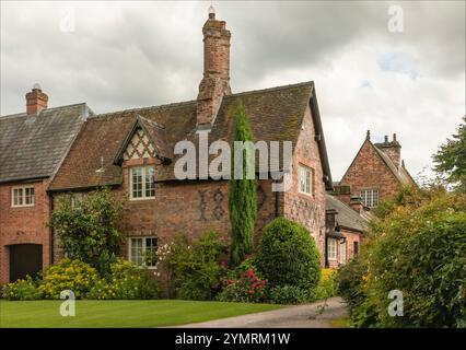 Arley, Cheshire, England, Großbritannien - 17. Juli 2024 - Ancient House auf dem Gelände eines Herrenhauses mit gepflegtem Garten an einem bewölkten Tag Stockfoto