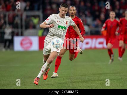 Keven Schlotterbeck (FC Augsburg, #31). GER, FC Bayern München gegen den FC Augsburg, Fussball, Bundesliga, 11. Spieltag, Spielzeit 2024/2025, 22.11.2024. (DIE DFL-DFB-VORSCHRIFTEN VERBIETEN DIE VERWENDUNG VON FOTOS ALS BILDSEQUENZEN UND/ODER QUASI-VIDEO). Foto: Eibner-Pressefoto/Heike Feiner Stockfoto