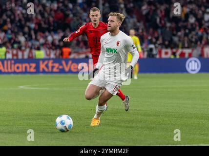 Arne Maier (FC Augsburg, Nr. 10). GER, FC Bayern München gegen den FC Augsburg, Fussball, Bundesliga, 11. Spieltag, Spielzeit 2024/2025, 22.11.2024. (DIE DFL-DFB-VORSCHRIFTEN VERBIETEN DIE VERWENDUNG VON FOTOS ALS BILDSEQUENZEN UND/ODER QUASI-VIDEO). Foto: Eibner-Pressefoto/Heike Feiner Stockfoto