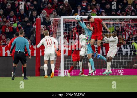 Minjae Kim (FC Bayern München, #3) verpasst bei einem Eckball gegen Nediljko Labrovic (Torwart, FC Augsburg, #22). GER, FC Bayern München gegen den FC Augsburg, Fussball, Bundesliga, 11. Spieltag, Spielzeit 2024/2025, 22.11.2024. (DIE DFL-DFB-VORSCHRIFTEN VERBIETEN DIE VERWENDUNG VON FOTOS ALS BILDSEQUENZEN UND/ODER QUASI-VIDEO). Foto: Eibner-Pressefoto/Heike Feiner Stockfoto
