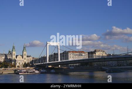 Erzsebet Hid (Elisabethbrücke) mit der Budapester Belvárosi Nagyboldogasszony (innerstädtische Pfarrkirche der Heiligen Jungfrau Maria), Budapest, Ungarn Stockfoto