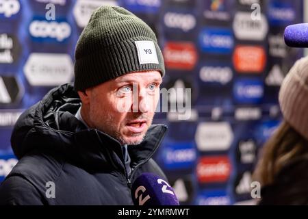 Oslo, Norwegen. November 2024. Cheftrainer Alexander Straus von Bayern München nach dem Spiel der UEFA Women’s Champions League zwischen Vaalerenga und Bayern München in der Intility Arena in Oslo. Stockfoto