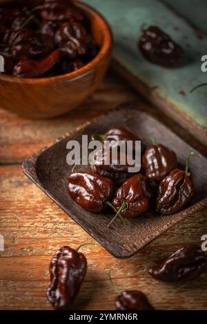 Schokoladen-Habanero-Paprika auf einem Holztablett Stockfoto