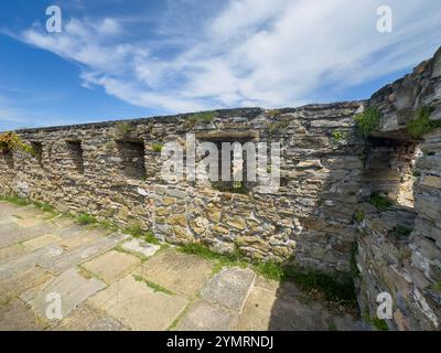 Triest, Italien - 27. Juni 2024: Historisches Schloss San Giusto. Auf den Befestigungsmauern Stockfoto