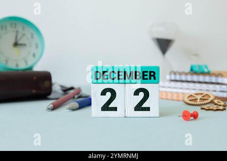 Vintage-Foto, Dezember 22.. Datum des 22. Dezember auf Holzwürfelkalender, Platz für Text an Bord kopieren Stockfoto