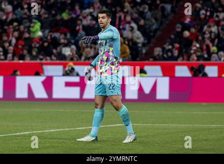 München, Deutschland. November 2024. Nediljko Labrovic (Torwart, FC Augsburg, #22). GER, FC Bayern München gegen den FC Augsburg, Fussball, Bundesliga, 11. Spieltag, Spielzeit 2024/2025, 22.11.2024. (DIE DFL-DFB-VORSCHRIFTEN VERBIETEN DIE VERWENDUNG VON FOTOS ALS BILDSEQUENZEN UND/ODER QUASI-VIDEO). Foto: Eibner-Pressefoto/Heike feiner Credit: dpa/Alamy Live News Stockfoto