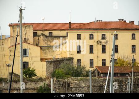 AJACCIO, KORSIKA, FRANKREICH - 8. Oktober 2024: Ajaccio, Geburtsort von Napoleon Bonaparte, bietet eine charmante Mischung aus historischer Architektur und pulsierendem Por Stockfoto