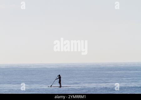 Paddelboarder am berühmten Malibu Beach warten an einem warmen Spätsommertag auf das Wasser. Stockfoto