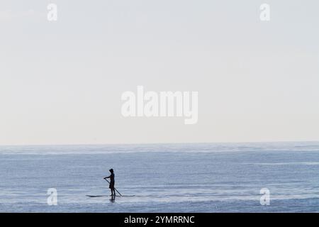 Paddelboarder am berühmten Malibu Beach warten an einem warmen Spätsommertag auf das Wasser. Stockfoto