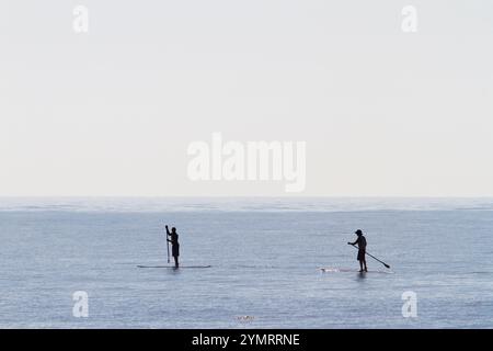 Paddelboarder am berühmten Malibu Beach warten an einem warmen Spätsommertag auf das Wasser. Stockfoto