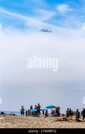 Der Shuttle Endeavor fliegt über Malibu Beach auf einer modifizierten 747 auf seinem letzten Flug nach Los Angeles, wo er ausgemustert wird. Stockfoto