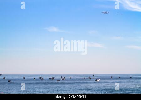 Der Shuttle Endeavor fliegt über Malibu Beach auf einer modifizierten 747 auf seinem letzten Flug nach Los Angeles, wo er ausgemustert wird. Stockfoto