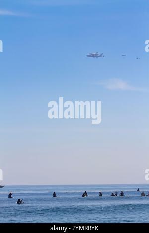 Der Shuttle Endeavor fliegt über Malibu Beach auf einer modifizierten 747 auf seinem letzten Flug nach Los Angeles, wo er ausgemustert wird. Stockfoto