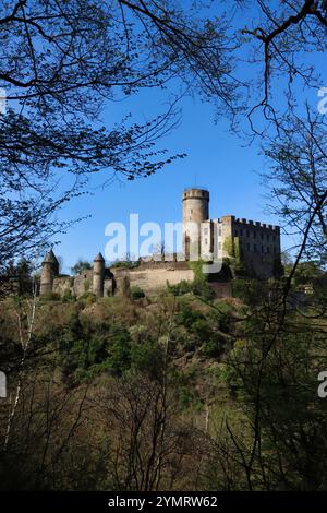 Bad Pyrmont, Deutschland - 21. April 2019: Schloss Pyrmont auf einem Hügel an einem sonnigen Frühlingstag in Deutschland. Stockfoto