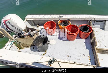 Detail eines kleinen Außenbordboots mit Angelausrüstung Stockfoto