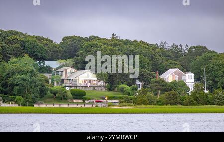 Zwei Häuser am Wasser mit Blick auf den Three Mile Harbour, East hampton, ny Stockfoto