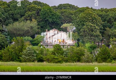 Großes Haus am Wasser am 5-Mile-Hafen Stockfoto