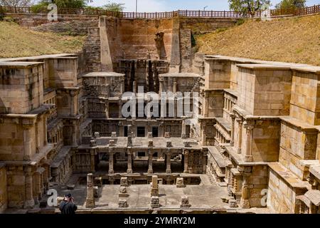 Fotograf, der Fotos von der komplexen Architektur des adalaj Stepwell macht, einem fünfstöckigen unterirdischen Gebäude in ahmedabad, gujarat, indien Stockfoto