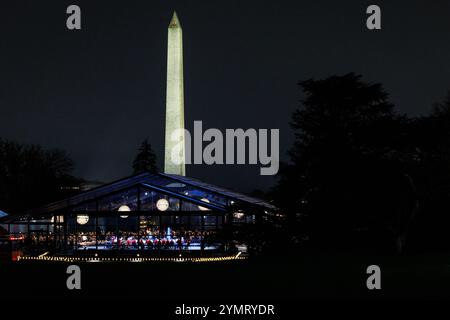 Washington, Usa. November 2024. Präsident Joe Biden veranstaltet am 22. November 2024 ein Dankesessen für langjährige Unterstützer auf dem South Lawn des Weißen Hauses in Washington, DC (Foto: Samuel Corum/SIPA USA) Credit: SIPA USA/Alamy Live News Stockfoto