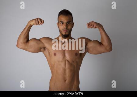 Porträt eines Mannes, der sich in seinen Muskeln beugt. Stockfoto