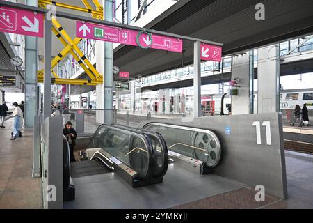 Fahrtreppe in Station Gent-Sint-Pieters – Gent, Belgien – 22. Oktober 2024 Stockfoto