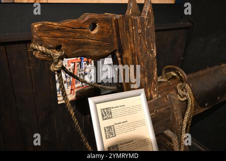 Holzpferdegerät in einem Museum ausgestellt – Brügge, Belgien – 21. Oktober 2024 Stockfoto