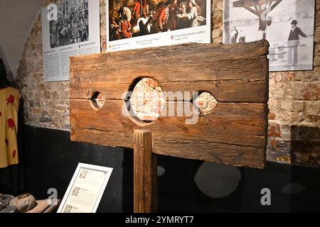 Holzpranger im Museum – Brügge, Belgien – 21. Oktober 2024 Stockfoto