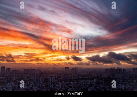 Eine Skyline der Stadt mit einem wunderschönen orange-rosa Himmel. Der Himmel ist voller Wolken und die Sonne untergeht Stockfoto