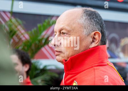 November 2024; Las Vegas, Nevada, USA. F1 Grand Prix von Las Vegas; RP3 und Qualifikationstag; Frederic Vasseur, Teamchef des F1-Teams Ferrari, spaziert im Fahrerlager Stockfoto