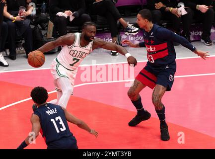 Washington, USA. November 2024. WASHINGTON, DC - 22. NOVEMBER: Jordan Poole (13) verteidigt den Gardisten der Washington Wizards in Washington, DC, während eines NBA-Spiels zwischen den Washington Wizards und den Boston Celtics am 22. November 2024 in der Capital One Arena in Washington, DC. (Foto: Tony Quinn/SipaUSA) Credit: SIPA USA/Alamy Live News Stockfoto