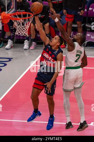 Washington, USA. November 2024. WASHINGTON, DC - 22. NOVEMBER: Malcolm Brogdon (15) schießt während eines NBA-Spiels zwischen den Washington Wizards und den Boston Celtics am 22. November 2024 in der Capital One Arena in Washington, DC über Jaylen Brown (7). (Foto: Tony Quinn/SipaUSA) Credit: SIPA USA/Alamy Live News Stockfoto