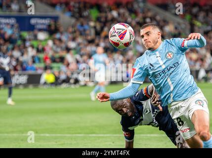 Melbourne, Australien. Oktober 2024. Harry Politidis von Melbourne City und Jason Geria, Kapitän von Melbourne Victory, wurden während des Men A-League 2024/25 Derby zwischen Melbourne Victory und Melbourne City im AAMI Park in Aktion gesehen. Endnote : Melbourne Sieg 3 : 1 Melbourne City (Foto: Olivier Rachon/SOPA Images/SIPA USA) Credit: SIPA USA/Alamy Live News Stockfoto