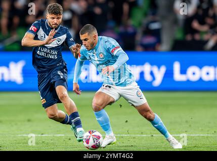 Melbourne, Australien. Oktober 2024. Harry Politidis (R) von Melbourne City und Clarismario Santos von Melbourne Victory (L) wurden während des Men A-League 2024/25 Derbys zwischen Melbourne Victory und Melbourne City im AAMI Park in Aktion genommen. Endnote : Melbourne Sieg 3 : 1 Melbourne City (Foto: Olivier Rachon/SOPA Images/SIPA USA) Credit: SIPA USA/Alamy Live News Stockfoto