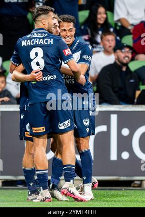 Melbourne, Australien. Oktober 2024. (L-R) Zinédine Machach und Nishan Velupillay von Melbourne Victory feiern ein Tor beim Men A-League 2024/25 Derby zwischen Melbourne Victory und Melbourne City im AAMI Park. Endnote : Melbourne Sieg 3 : 1 Melbourne City (Foto: Olivier Rachon/SOPA Images/SIPA USA) Credit: SIPA USA/Alamy Live News Stockfoto