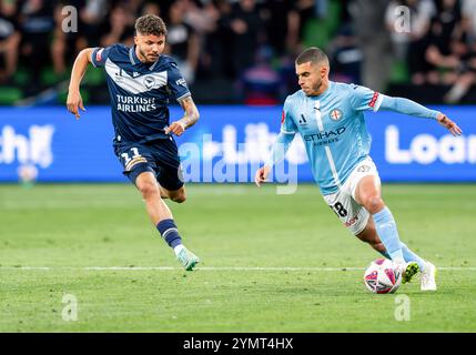 Melbourne, Australien. Oktober 2024. Harry Politidis (R) von Melbourne City und Clarismario Santos von Melbourne Victory (L) wurden während des Men A-League 2024/25 Derbys zwischen Melbourne Victory und Melbourne City im AAMI Park in Aktion genommen. Endnote : Melbourne Sieg 3 : 1 Melbourne City (Foto: Olivier Rachon/SOPA Images/SIPA USA) Credit: SIPA USA/Alamy Live News Stockfoto