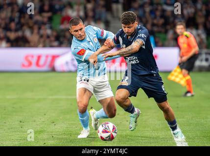 Melbourne, Australien. Oktober 2024. Clarismario Santos von Melbourne Victory und Harry Politidis von Melbourne City im AAMI Park in Aktion beim Men A-League 2024/25 Derby zwischen Melbourne Victory und Melbourne City. Endnote : Melbourne Sieg 3 : 1 Melbourne City (Foto: Olivier Rachon/SOPA Images/SIPA USA) Credit: SIPA USA/Alamy Live News Stockfoto