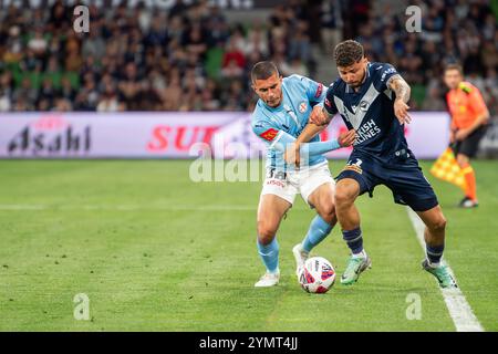 Melbourne, Australien. Oktober 2024. Clarismario Santos von Melbourne Victory und Harry Politidis von Melbourne City im AAMI Park in Aktion beim Men A-League 2024/25 Derby zwischen Melbourne Victory und Melbourne City. Endnote : Melbourne Sieg 3 : 1 Melbourne City (Foto: Olivier Rachon/SOPA Images/SIPA USA) Credit: SIPA USA/Alamy Live News Stockfoto