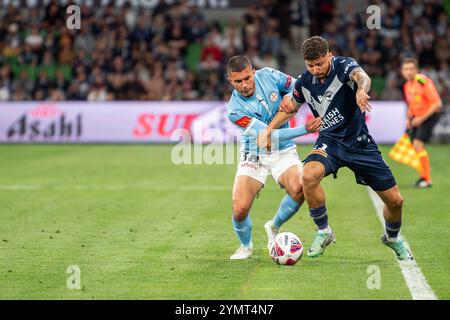 Clarismario Santos (R) von Melbourne Victory und Harry Politidis (L) von Melbourne City wurden während des Men A-League 2024/25 Derbys zwischen Melbourne Victory und Melbourne City im AAMI Park in Aktion genommen. Endpunktzahl: Melbourne Sieg 3:1 Melbourne City Stockfoto