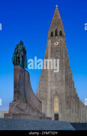 Kirche von Hallgrímur (Hallgrímskirkja) und Statue von Leif Erikson in der Dämmerung. Reykjavík, Island Stockfoto