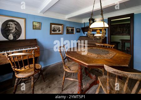 Wohnzimmer in einem Bauernhof im Skogar Open Air Museum (Skógasafn). Skógar, Island Stockfoto