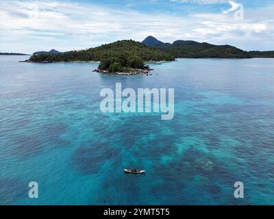 Indonesien Anambas Inseln - Drone View Telaga mit Outrigger Fischerboot Stockfoto