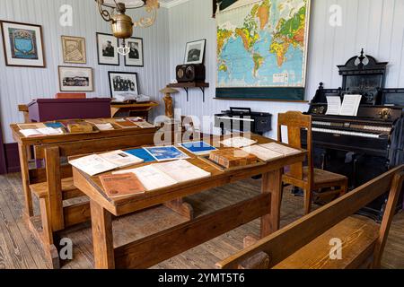Klassenzimmer im alten Schulhaus. Freilichtmuseum Skogar (Skógasafn). Skógar, Island Stockfoto