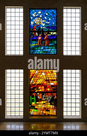 Buntglas im Isländischen Nationalmuseum (Þjóðminjasafnið), Reykjavík, Island. Stockfoto