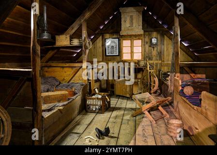 Wohnzimmer und Schlafzimmer in traditionellem isländischem Rasenhaus (Baðstofa) bis 1950 Jahre besetzt Gesehen im Nationalmuseum von Island, Reykjavík, Island. Stockfoto