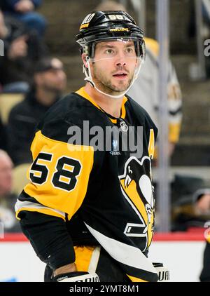 Pittsburgh, Usa. November 2024. Der Pittsburgh Penguins-Verteidiger Kris Letang (58) hört den Beamten während der dritten Phase des Winnipeg Jet 4-1-Sieges in der PPG Paints Arena in Pittsburgh am Freitag, den 22. November 2024. Foto von Archie Carpenter/UPI. Quelle: UPI/Alamy Live News Stockfoto