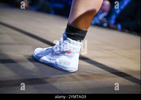 Philadelphia, Pennsylvania, USA. November 2024. Boxerin JACLYNE „The Assassin“ MCTAMMEY zollt ihrer Mutter mit ihren Boxschuhen eine Hommage. (Kreditbild: © Ricky Fitchett/ZUMA Press Wire) NUR REDAKTIONELLE VERWENDUNG! Nicht für kommerzielle ZWECKE! Stockfoto